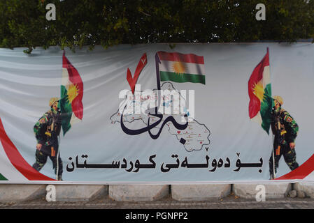 Settembre 27, 2017 - Erbil, Kurdistan: un banner nelle strade di Erbil mostra una mappa dei territori rivendicati dal Kurdistan come propri, comprese le parti di Siria, Turchia, Iraq e Iran. I curdi iracheni commissione elettorale ha dichiarato che oltre il 92 percento degli elettori sostenuto l'indipendenza dall'Iraq in un referendum storico. Ambiance dans les rues d'Erbil apres le referendum sur l'independance du Kurdistan irakien. *** La Francia / NESSUNA VENDITA A MEDIA FRANCESI *** Foto Stock