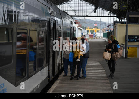 Agosto 17, 2018 - Hendaye, Francia: viaggiatori a bordo di un treno a Hendaye stazione ferroviaria. Il Hendaye stazione ferroviaria si trova vicino al confine con la Irun in Spagna; migranti talvolta provare a bordo dei treni qui per raggiungere la città francese di Bordeaux e Parigi. Des Voyageurs en gare de Hendaye se prŽparent un monter dans un TER una destinazione de Bordeaux. *** La Francia / NESSUNA VENDITA A MEDIA FRANCESI *** Foto Stock