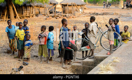 DAGOMBA VILLAGE, GHANA - Jan 14, 2017: Unidentified Dagomban giocare i bambini nel villaggio locale. Dagombas sono gruppo etnico del nord del Ghana Foto Stock