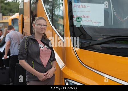 Stazione autobus Florenc, Praga - Settembre 4,2017: giovane donna è in piedi accanto a un bus di RegioJet da Praga a Londra in stazione autobus Florenc su Septe Foto Stock