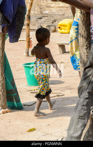 BRONG AHAFO, GHANA - Jan 15, 2017: Unidentified Fulani bambina cammina da dietro nel villaggio locale. Fulanis sono gruppo etnico del Ghana Foto Stock