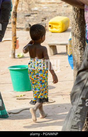 BRONG AHAFO, GHANA - Jan 15, 2017: Unidentified Fulani bambina cammina da dietro nel villaggio locale. Fulanis sono gruppo etnico del Ghana Foto Stock