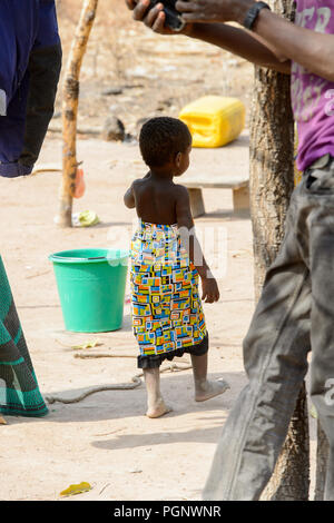 BRONG AHAFO, GHANA - Jan 15, 2017: Unidentified Fulani bambina cammina da dietro nel villaggio locale. Fulanis sono gruppo etnico del Ghana Foto Stock