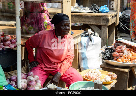 KUMASI, GHANA - Jan 15, 2017: Unidentified ghanesi vecchia donna vende merci al mercato di Kumasi. Il Ghana di persone soffrono di povertà a causa della cattiva economia. Foto Stock