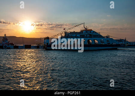 Gelibolu, Turchia - 23 agosto 2018: una nave traghetto attraversa dalla Turchia europea alla Turchia asiatica sul tramonto Foto Stock