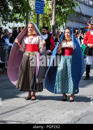 Nuoro, Sardegna, Italia - 26 agosto 2018: sfilata di costumi tradizionali della Sardegna in occasione della Festa del Redentore del 26 agosto, 2018 Foto Stock