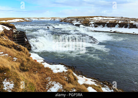 AEgissíðufoss cascate situate vicino a Hella al percorso 1, Islanda durante la stagione invernale. Ghiaccio, neve, acqua e al tramonto. Foto Stock