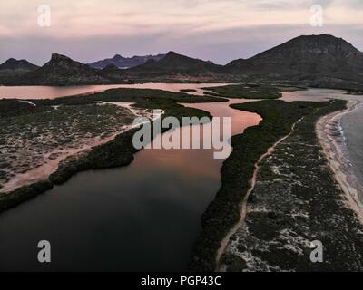 Paisaje con unà vista aérea del estero el Soldado en San Carlos, Sonora, Messico. Area Protregida naturale. Golfo de California. (Foto: Luis Gutiérrez Foto Stock