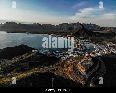 Paisaje con unà vista aérea del mirador escenico y mar en San Carlos, Sonora, Messico. Oceano del Golfo de California (Foto: Luis Gutiérrez / NorteP Foto Stock