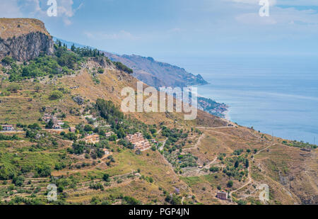 Vista panoramica da Castelmola, un antico borgo medievale situato sopra Taormina, sulla cima della montagna Mola. Sicilia, Italia. Foto Stock