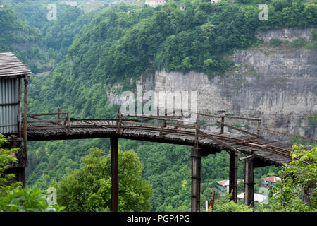 0ld ferrovia mineraria tracce Chiatura in Georgia Foto Stock