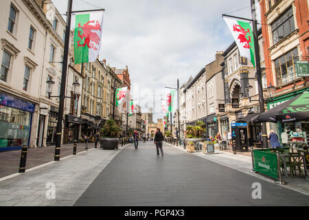 La gente camminare a Cardiff town center High Street nel Galles del Sud, Regno Unito Aug 2018 Foto Stock