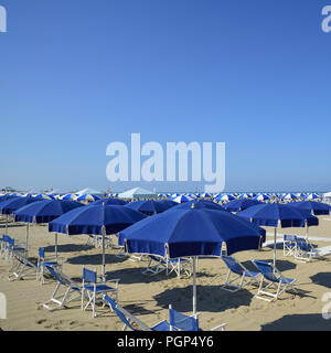 Spiaggia con ombrelloni in Versilia. Viareggio, Toscana, Italia Foto Stock