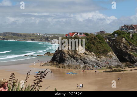 Giugno 2015, vista della spiaggia di Newquay a bassa marea; questo è uno dei più popolari luoghi di surf nel Regno Unito grazie ai forti venti fom oceano atlantico Foto Stock