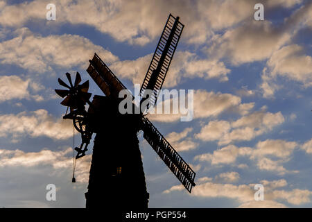 Silhouette di un tradizionale vecchio mulino a vento nella campagna Englamd, REGNO UNITO Foto Stock