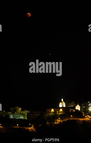 Luna di sangue sopra il Mar Ionio a Corigliano Calabro, Italia. Essa è considerata la più lunga eclissi del secolo che dura 103 minuti che offre anche una vista del pianeta Marte. Dotato di: atmosfera dove: Corigliano Calabro, Calabria, Italia Quando: 27 lug 2018 Credit: IPA/WENN.com * * disponibile solo per la pubblicazione in UK, USA, Germania, Austria, Svizzera** Foto Stock