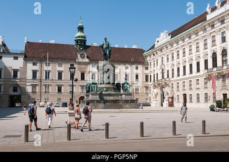 Amalienburg, cortile interno e la statua di Franz Joseph I d'Austria, parte della Hofburg di Vienna, Austria Foto Stock