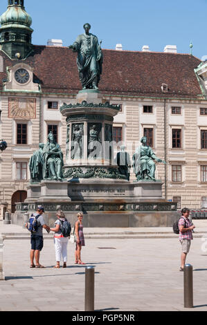 Amalienburg, cortile interno e la statua di Franz Joseph I d'Austria, parte della Hofburg di Vienna, Austria Foto Stock