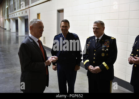 Il Segretario della Difesa James Mattis parla con Air Force gen. Giuseppe Lengyel, chief, Guardia Nazionale Ufficio di presidenza, e l'esercito gen. Mark Milley, capo del personale dell'esercito presso la Guardia Nazionale Associazione di Stati Uniti centoquarantesimo Conferenza Generale, New Orleans, Louisiana, Agosto 25, 2018. (U.S. Esercito nazionale Guard foto di Sgt. 1. Classe Jim Greenhill) Foto Stock