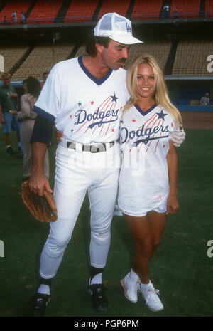 LOS ANGELES, CA - 22 agosto: (L-R) attore Tom Selleck e attrice Pamela Anderson frequentare la trentacinquesima edizione annuale "Hollywood Allstars notte' Celebrity Baseball gioco il 22 agosto 1992 presso il Dodger Stadium di Los Angeles, California. Foto di Barry re/Alamy Stock Photo Foto Stock