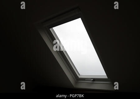 Finestra Velux con tenda tirato aperto in cottage di conversione del tetto nello Yorkshire, Inghilterra Foto Stock