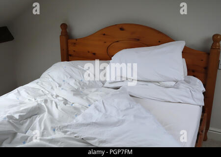 Lenzuola di cotone egiziano sul letto comodo in un cottage camera per gli ospiti Foto Stock