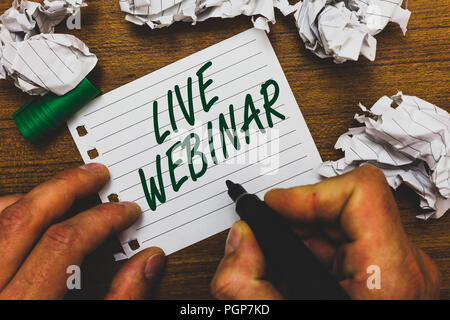 Conceptual la scrittura a mano che mostra Live Webinar. Business photo testo seminario interattivo trasmesso sul web in tempo reale Man holding notebook marcatore p Foto Stock