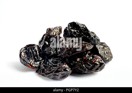 Le prugne secche o prugna secca su sfondo bianco Foto Stock