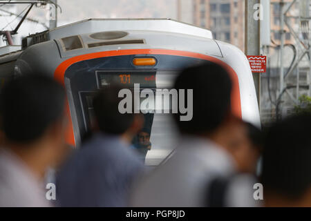 Mumbai Metro treno interno ed esterno. Confortevole e moderno , veloce, nuova aria condizionata e modo di trasporto in Mumbai India Foto Stock