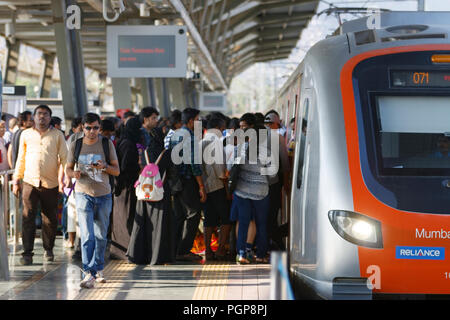 Mumbai Metro treno interno ed esterno. Confortevole e moderno , veloce, nuova aria condizionata e modo di trasporto in Mumbai India Foto Stock