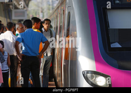 Mumbai Metro treno interno ed esterno. Confortevole e moderno , veloce, nuova aria condizionata e modo di trasporto in Mumbai India Foto Stock