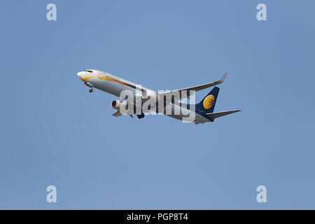 Aerei di varie compagnie aeree nel cielo di Mumbai procedere per lo sbarco, Mumbai, India. Foto Stock