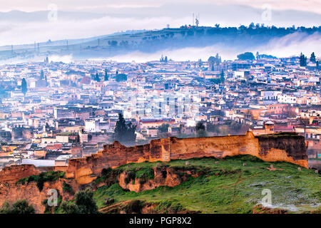 Il Marocco Fez veduta aerea antiche mura fortificate. Frosty giornata invernale con la nebbia a laminazione. Ampia atmosferica colpo di questa pittoresca città medievale. Foto Stock