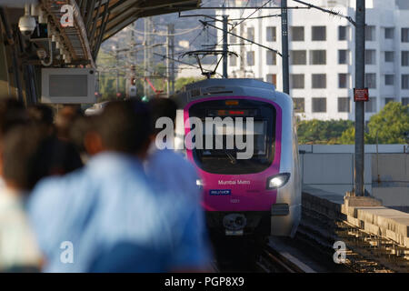 Mumbai Metro treno interno ed esterno. Confortevole e moderno , veloce, nuova aria condizionata e modo di trasporto in Mumbai India Foto Stock
