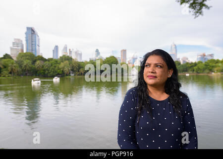 Ritratto di coppia donna indiana di relax presso il parco Foto Stock