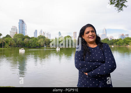 Ritratto di coppia donna indiana di relax presso il parco Foto Stock