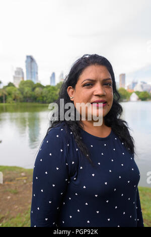 Ritratto di coppia donna indiana di relax presso il parco Foto Stock