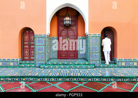 In piastrelle marocchine esterno con archi multipli e ornato da porte dipinte di un elegante giardino pavilion. Posizione: Marrakech hotel La Mamounia Foto Stock