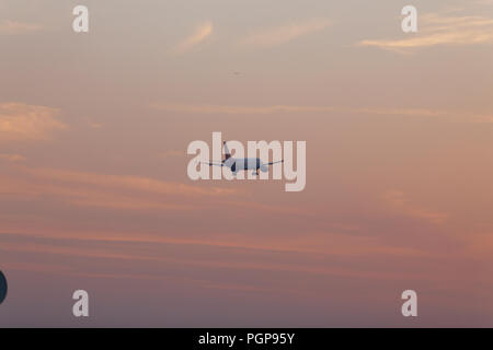 Aerei di varie compagnie aeree nel cielo di Mumbai procedere per lo sbarco, Mumbai, India. Foto Stock