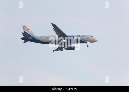 Aerei di varie compagnie aeree nel cielo di Mumbai procedere per lo sbarco, Mumbai, India. Foto Stock