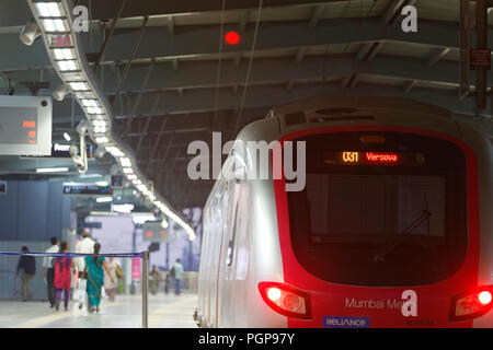 Mumbai Metro treno interno ed esterno. Confortevole e moderno , veloce, nuova aria condizionata e modo di trasporto in Mumbai India Foto Stock