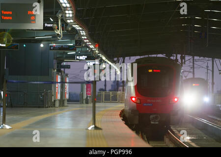 Mumbai Metro treno interno ed esterno. Confortevole e moderno , veloce, nuova aria condizionata e modo di trasporto in Mumbai India Foto Stock