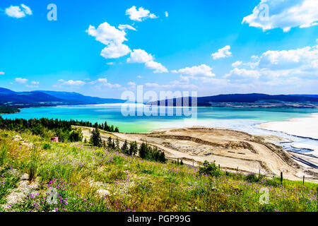 Un grande stagno di recupero lungo la Highland Valley Road tra Ashcroft e Logan lago dalla Highland miniera di rame in British Columbia, Canada Foto Stock