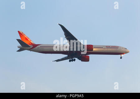 Aerei di varie compagnie aeree nel cielo di Mumbai procedere per lo sbarco, Mumbai, India. Foto Stock