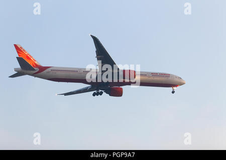 Aerei di varie compagnie aeree nel cielo di Mumbai procedere per lo sbarco, Mumbai, India. Foto Stock