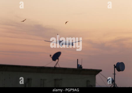 Aerei di varie compagnie aeree nel cielo di Mumbai procedere per lo sbarco, Mumbai, India. Foto Stock