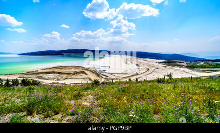 Un grande stagno di recupero lungo la Highland Valley Road tra Ashcroft e Logan lago dalla Highland miniera di rame in British Columbia, Canada Foto Stock