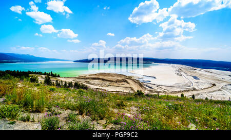 Un grande stagno di recupero lungo la Highland Valley Road tra Ashcroft e Logan lago dalla Highland miniera di rame in British Columbia, Canada Foto Stock