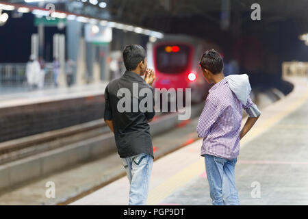 Mumbai Metro treno interno ed esterno. Confortevole e moderno , veloce, nuova aria condizionata e modo di trasporto in Mumbai India Foto Stock