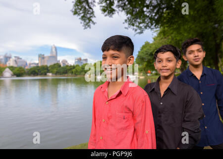 Ritratto di famiglia indiana rilassante insieme al parco Foto Stock